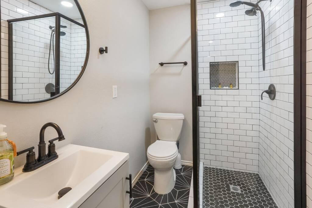 Cozy Two Bedroom Home Minutes From Downtown! Houston Bagian luar foto