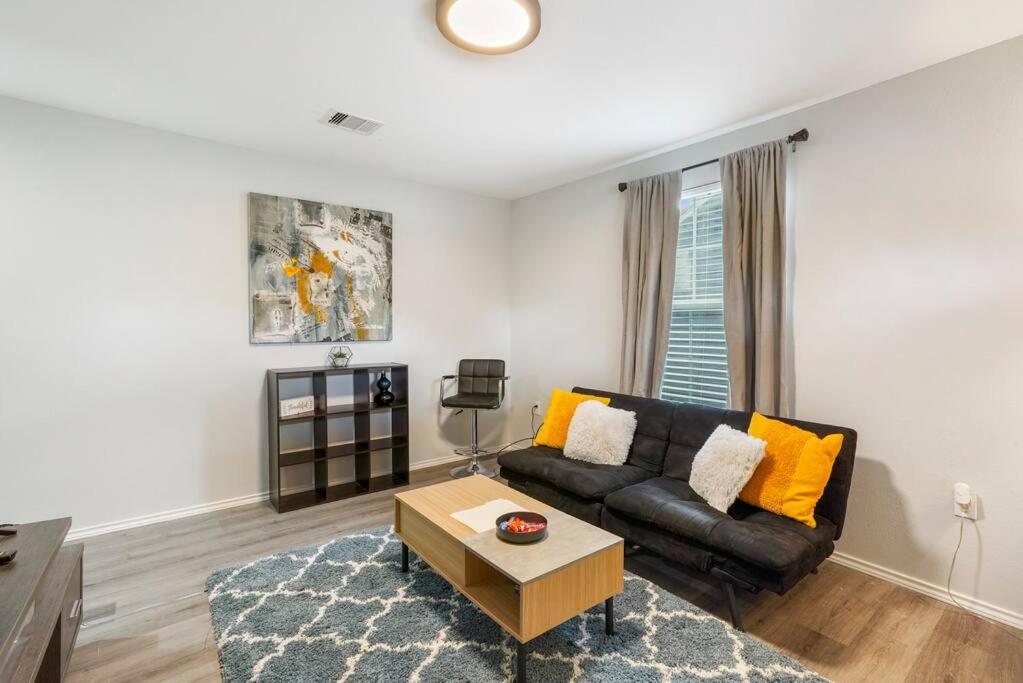 Cozy Two Bedroom Home Minutes From Downtown! Houston Bagian luar foto